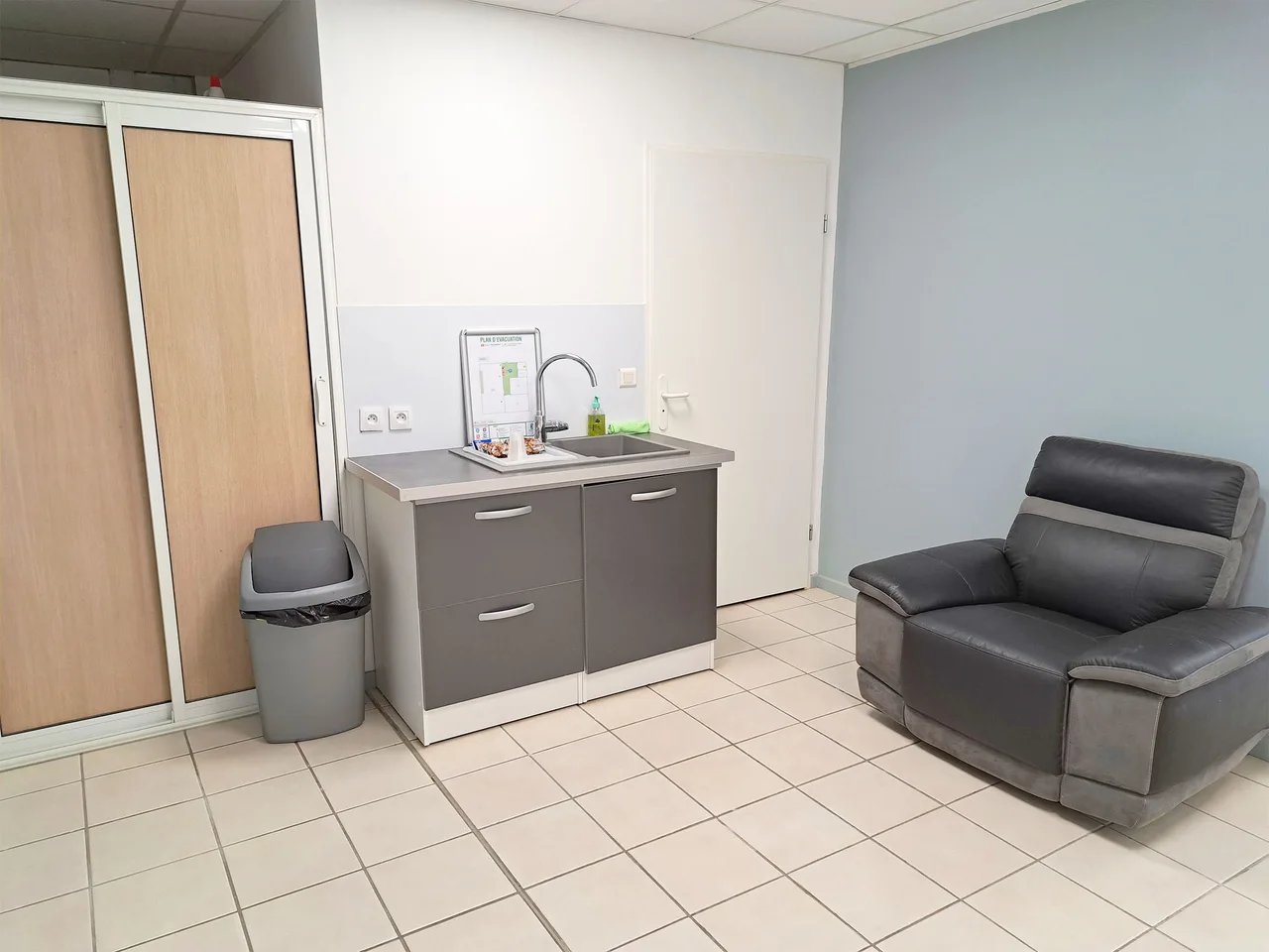 Cuisine commune avec évier et fauteuil de détente