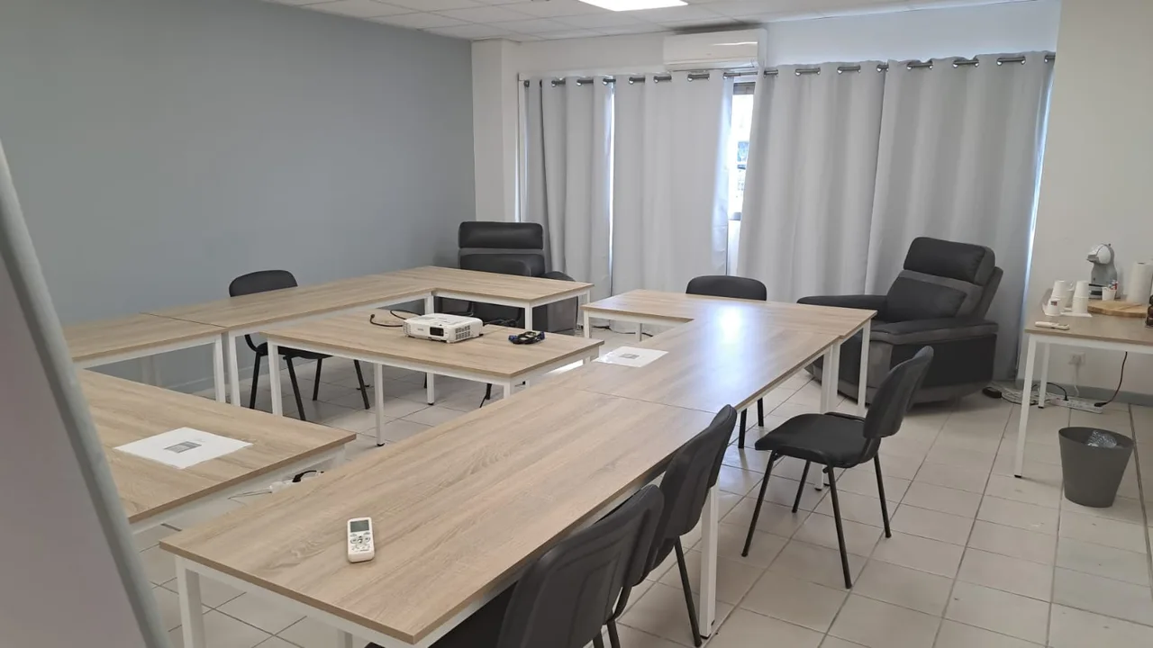 La salle de formation avec ses tables modulables, son vidéoprojecteur et ses fauteuils
