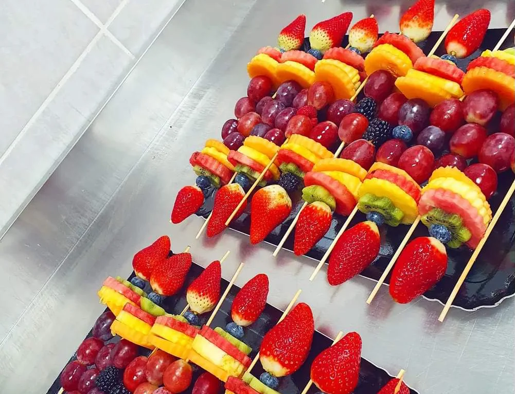Brochettes de fruits présentées pour une pause