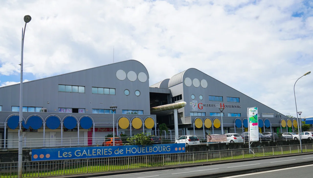 Vue d’ensemble des Galeries de Houëlbourg à Jarry, avec la façade et l’enseigne du centre