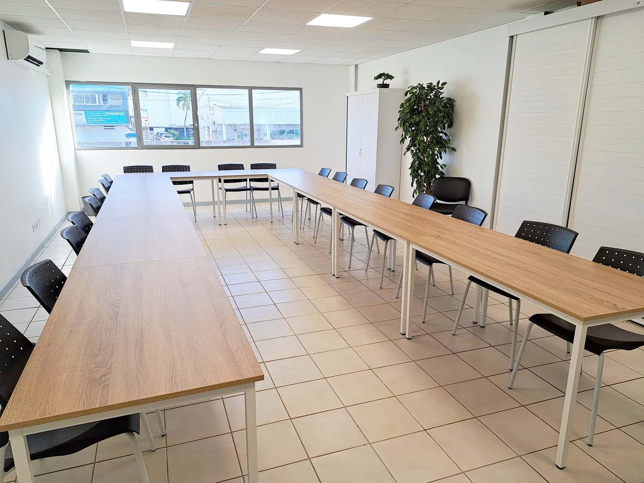 La salle de réunion Zen et Pro, lumineuse et équipée, à Jarry